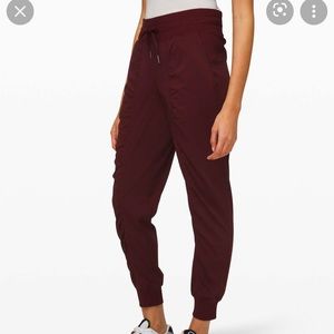 garnet dance studio joggers, size 6